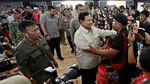 Momen Prabowo Sapa hingga Peluk Korban Bencana di Tapteng Sumut