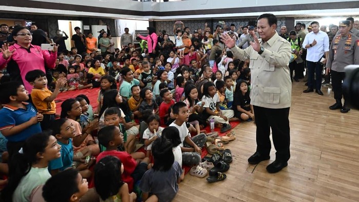 Presiden Prabowo meninjau posko pengungsian di GOR Pandan, Tapanuli Tengah, Sumatera Utara, Senin (1/12/2025).
