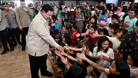 Prabowo tampak melayani para pengungsi yang ingin bersalaman, baik anak-anak hingga para orang tua. (Foto: Cahyo - Biro Pers Sekretariat Presiden)