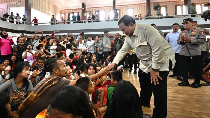 Presiden Prabowo meninjau posko pengungsian di GOR Pandan, Tapanuli Tengah, Sumatera Utara, Senin (1/12/2025).