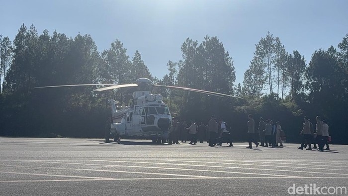 Presiden Prabowo naik helikopter ke Tapanuli Tengah untuk meninjau lokasi terdampak.