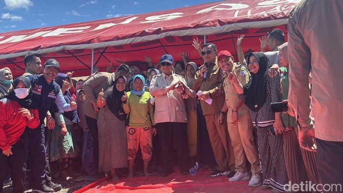 Momen Prabowo dan Pengungsi Banjir Aceh Foto Bareng di Posko