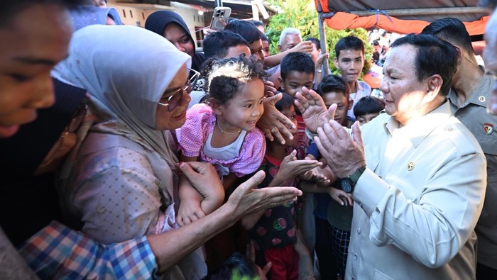 Kunjungi Korban Bencana Banjir, Prabowo Janji Perbaiki Rumah Rusak