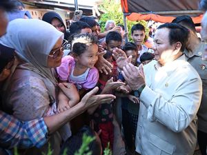 Kunjungi Korban Bencana Banjir, Prabowo Janji Perbaiki Rumah Rusak