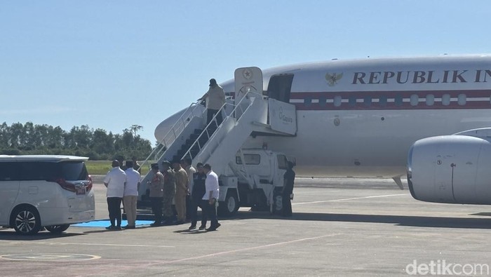 Presiden Prabowo Subianto tiba di Bandara Minangkabau untuk meninjau posko korban banjir di Sumbar. (Firda/detikcom)