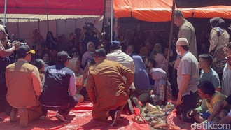 Prabowo Lesehan Dengarkan Keluhan Korban Banjir di Aceh