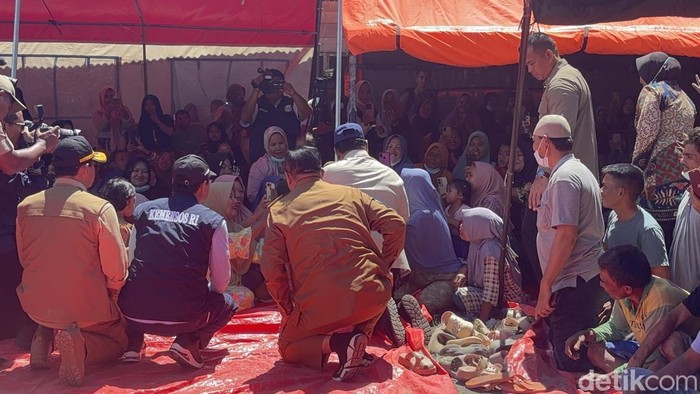 Presiden Prabowo tampak duduk lesehan bareng korban banjir bandang di di Desa Bambel Baru, Aceh Tenggara, Aceh, Senin (1/12).a