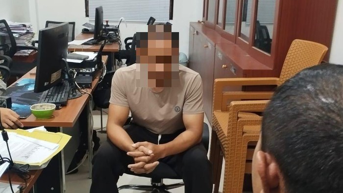 Pria inisial AS di Mataram diamankan polisi karena diduga melecehkan anak kandungnya, Senin (1/12/2025). (Foto: Dok Polresta Mataram)