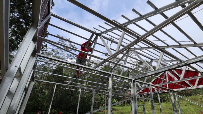 Proses pembuatan hunian sementara di Dusun Situkung, Desa Pandanarum, Kecamatan Pandanarum, Kabupaten Banjarnegara, Senin (1/12/2025).
