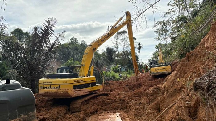 Proses pembukaan jalan Tarutung-Sibolga yang terputus akibat longsor (dok. Istimewa)