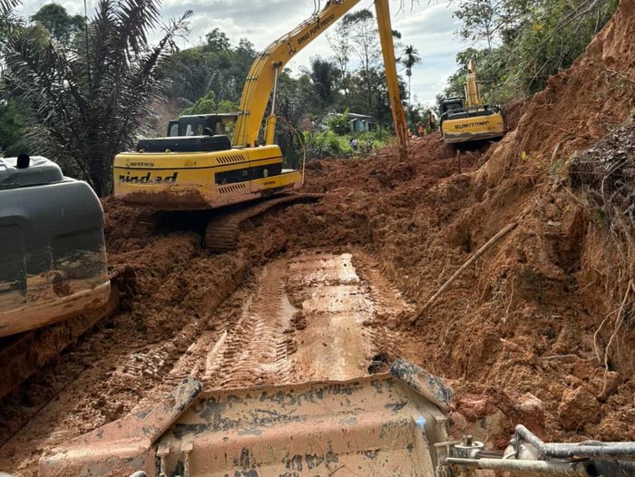 Proses pembukaan jalan Tarutung-Sibolga yang terputus akibat longsor (dok. Istimewa)