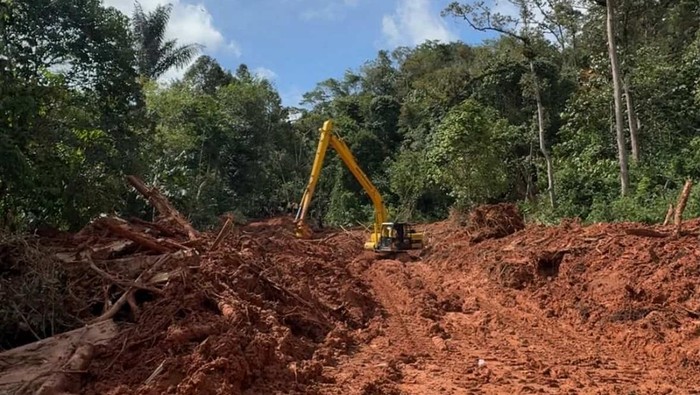 Proses pembukaan jalan Tarutung-Sibolga yang terputus akibat longsor (dok. Istimewa)