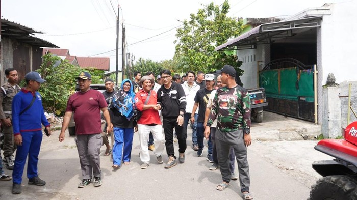 PSI fokus bersihkan rumah warga dan salurkan bantuan langsung di Binjai. (Foto: dok PSI).