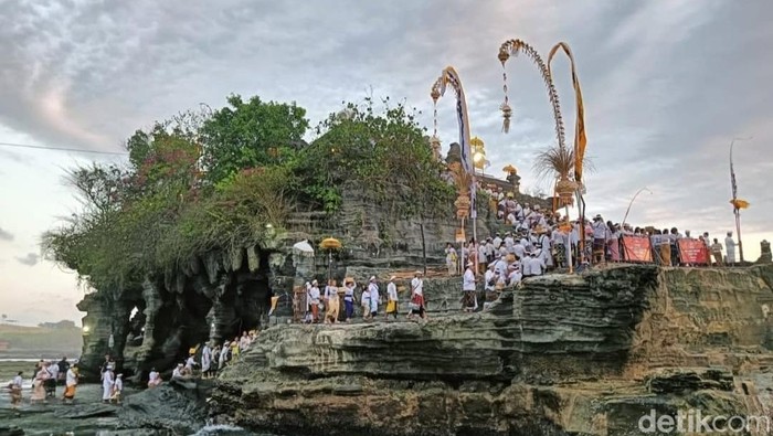 Pujawali di Pura Luhur Tanah Lot digelar mulai Rabu (3/12/2025). Saat kegiatan berlangsung, kunjungan wisata tetap dibuka untuk umum.