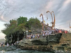 Pujawali Tanah Lot Jadi Daya Tarik Wisata Baru untuk Turis