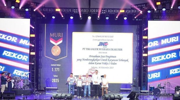 Puncak Perayaan 35 Tahun JNE dengan 'Bergerak Bersama' di GBK Basket Hall Puncak Perayaan 35 Tahun JNE dengan 'Bergerak Bersama' di GBK Basket Hall