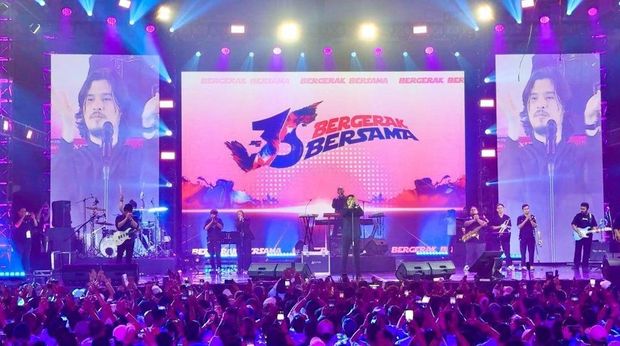 Puncak Perayaan 35 Tahun JNE dengan 'Bergerak Bersama' di GBK Basket Hall Puncak Perayaan 35 Tahun JNE dengan 'Bergerak Bersama' di GBK Basket Hall