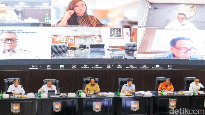 Menteri Kementerian Dalam Negeri Tito Karnavian bersama pimpinan lainnya saat acara Rapat Koordinasi Pusat dan Daerah Jelang Natal 2025 dan Tahun Baru 2026 di Gedung C Kemendagri, Jakarta, Senin (1/12/2025).