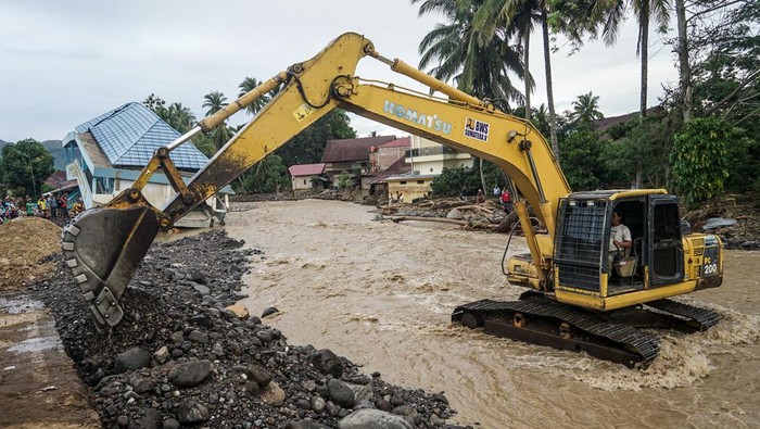 Warga membersihkan sisa-sisa sampah kayu dan lumpur setelah terjadinya banjir Bandang di Nagari Paninggahan, Kabupaten Solok, Sumatera Barat, Minggu (30/11/2025).  Berdasarkan data dari Pemkab Solok sebanyak 62 unit rumah masyarakat rusak berat, 229 rusak sedang dan 412 rusak ringan yang tersebar di sembilan Kecamatan, 16 Nagari dan 5.420 jiwa yang terdampak bencana banjir bandang yang melanda Kabupaten tersebut. ANTARA FOTO/Wawan Kurniawan/Lmo/nz