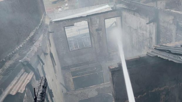 Rumah di Jelambar, Jakbar, kebakaran. Damkar melaporkan satu orang meninggal dunia dan 3 lainnya terluka akibat kejadian tersebut. (dok Damkar Jakbar)