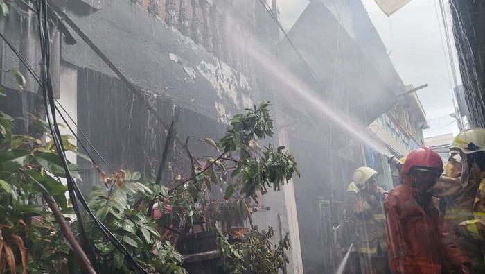 Rumah di Jelambar, Jakbar, kebakaran. Damkar melaporkan satu orang meninggal dunia dan 3 lainnya terluka akibat kejadian tersebut. (dok Damkar Jakbar)