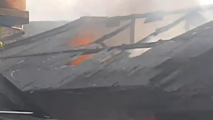 Rumah terbakar diduga akibat korsleting listrik di Jasinga Bogor