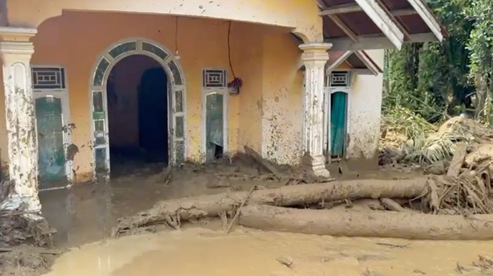 Walhi Kritik Gubernur Sumbar soal Bencana: Jangan Cuci Tangan