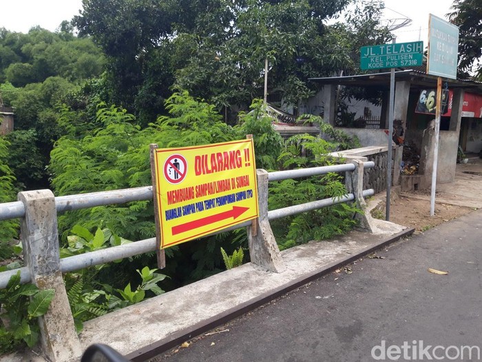 Penampakan lokasi jembatan di Jalan Telasih, Boyolali, yang jadi tempat pembuangan limbah lele fillet, Senin (1/12/2025).