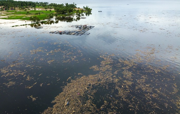 Foto udara sampah dari kayu gelondongan yang hanyut di danau Singkarak di Nagari Muaro Pingai, Kabupaten Solok, Sumatera Barat, Minggu (30/11/2025). Sampah kayu gelondongan tersebut menumpuk di sepanjang jalur banjir bandang beberapa hari terakhir. ANTARA FOTO/Wawan Kurniawan/Lmo/nz