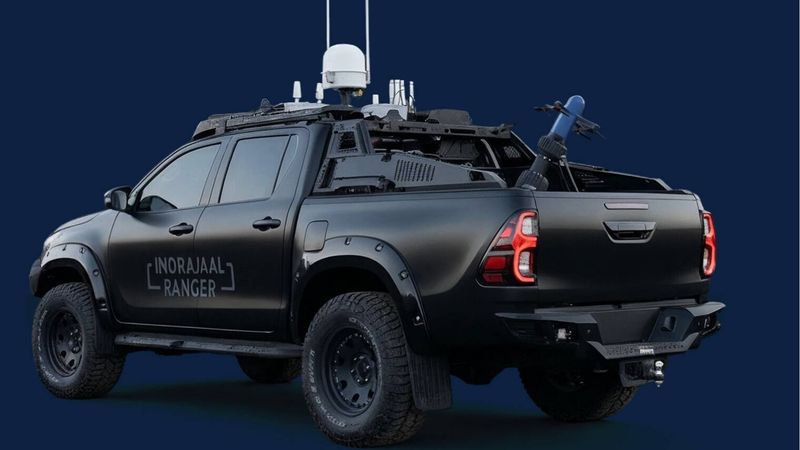 Sangar! Toyota Hilux ini dimodifikasi jadi kendaraan anti drone