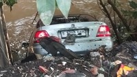 Sedan Nyebur ke Kali di Jl Raya Bogor Depok Usai Gagal Hindari Mobil