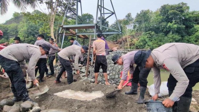 Satuan Brimob Polda Sulsel membangun jembatan penghubung tiga desa di Soppeng untuk membantu mobilitas masyarakat. (dok.istimewa)