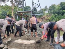 Bantu Masyarakat, Polda Sulsel Bangun Jembatan Penghubung 3 Desa di Soppeng