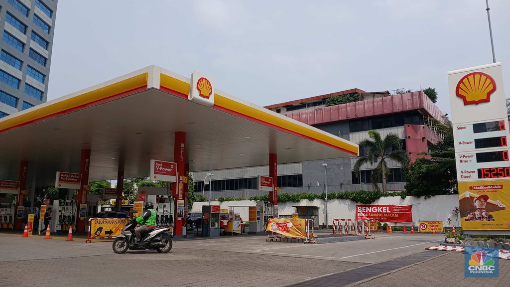 Suasana salah satu SPBU Shell di Jakarta, Senin (1/12/2025). (CNBC Indonesia/Tri Susilo)
