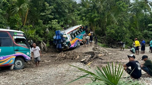 Sejumlah kendaraan roda enam terjebak banjir di Sungai Kapsali, Desa Manubelon, Kecamatan Amfoang Barat Daya, Kabupaten Kupang, NTT, Senin (1/12/2025). (Dok. Bripka Nikolaus Yupin, Kanit Intelkam Polsek Amfoang Utara)