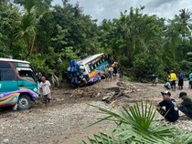 20 Truk-Bus Terjebak Banjir Berhari-hari di Sungai Kapsali Kupang