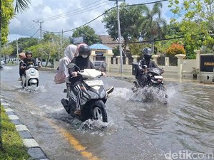 Curah Hujan Tinggi, Ruas Jalan di Mataram Terendam Banjir