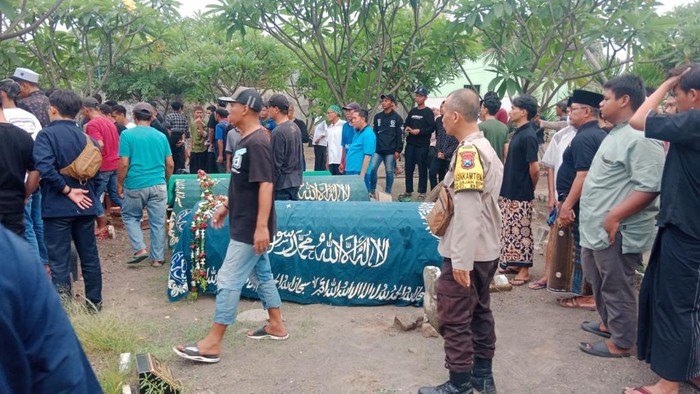 Sekeluarga tewas tertabrak kereta dimakamkan dalam satu liang lahat