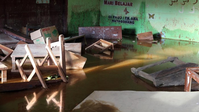 Kondisi sekolah yang terdampak banjir bandang di Desa Aek Garoga, Kecamatan Batang Toru, Tapanuli Selatan, Sumatera Utara, Senin (1/12/2025). Bencana banjir bandang yang terjadi pada Selasa (25/11) lalu menyebabkan sejumlah fasilitas dan banggunan sekolah rusak. ANTARA FOTO/Yudi Manar