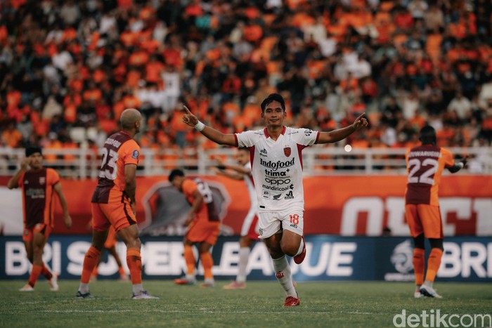 Selebrasi Kadek Agung Widnyana seusai membobol gawang Borneo FC di Stadion Segiri, Samarinda, Minggu (30/12/2025).