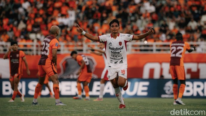 Selebrasi Kadek Agung Widnyana seusai membobol gawang Borneo FC di Stadion Segiri, Samarinda, Minggu (30/12/2025).