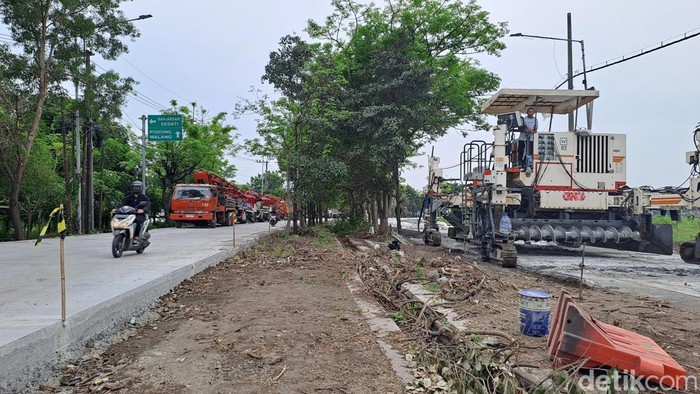 Sisi jalan lingkar timur yang sudah dapat dilalui (kiri) dan yang masih dalam proses betonisasi (kanan)