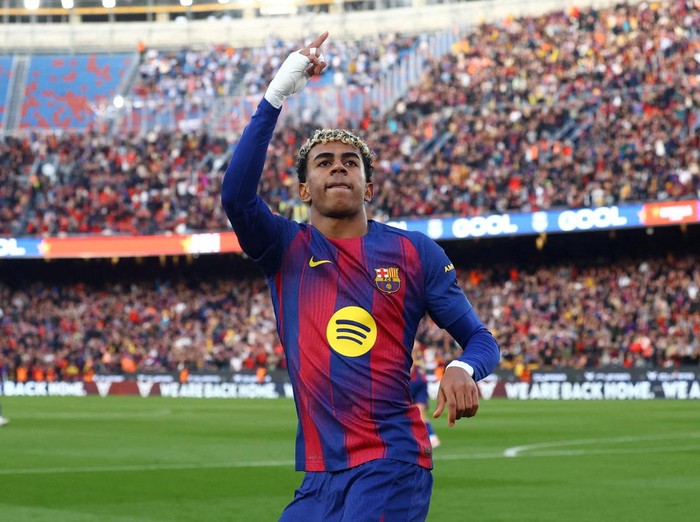 Soccer Football - LaLiga - FC Barcelona v Deportivo Alaves - Spotify Camp Nou, Barcelona, Spain - November 29, 2025 FC Barcelona's Lamine Yamal celebrates scoring their first goal REUTERS/Albert Gea     TPX IMAGES OF THE DAY