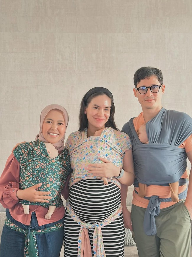 Waktu persalinan Steffi Zamora kini sudah makin dekat. Baru-baru ini ia dan suami terlihat mengikuti kelas private breastfeeding dan newborn care bersama doula langganan para artis, Jamilatus Sadiyah. Foto: Instagram/@jamilatus.sadiyah
