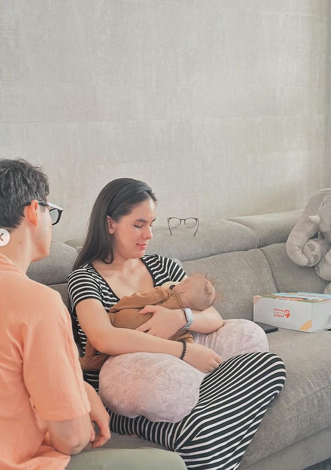 Wanita 24 tahun itu juga mempelajari cara menyusui dengan posisi yang tepat. Foto: Instagram/@jamilatus.sadiyah