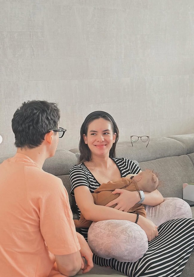Sambil menggendong boneka bayi, Steffi pancarkan aura keibuan. Nino pun tetap setia mendampingi sang istri. Foto: Instagram/@jamilatus.sadiyah