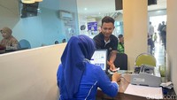 Rata-rata 200 pelanggan dilayani setiap hari, mulai dari pembayaran angsuran, denda, pengajuan kredit, hingga pengambilan BPKB. Foto: Irma Budiarti/detikJatim