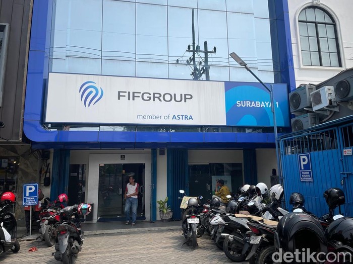 Suasana aktivitas pelanggan di kantor cabang FIF Grup Senin (1/12)
