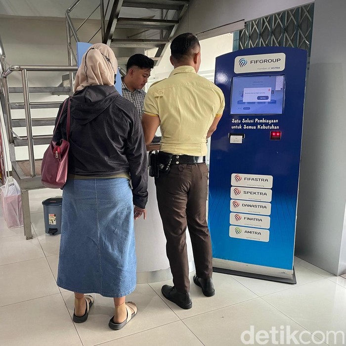 Suasana aktivitas pelanggan di kantor cabang FIF Grup Senin (1/12)