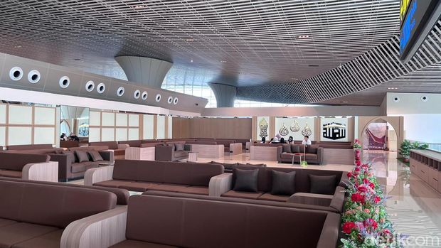 Suasana Lounge Haji dan Umrah milik PT Amanah Trans Service di Bandara Internasional Sultan Hasanuddin Makassar. Suasana Lounge Haji dan Umrah milik PT Amanah Trans Service di Bandara Internasional Sultan Hasanuddin Makassar.